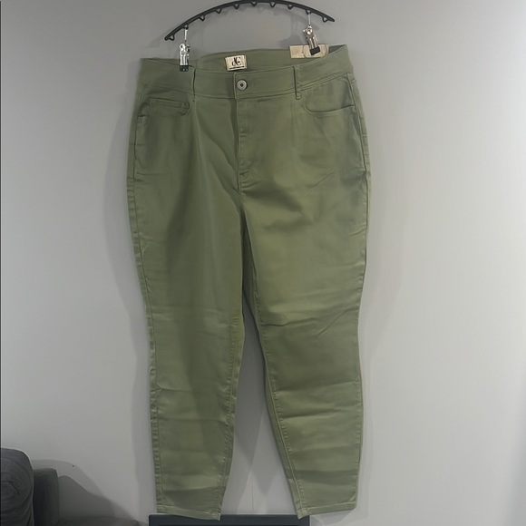 d. jeans Green Ankle Cropped Jeans with Tapered Fit - Picture 1 of 5